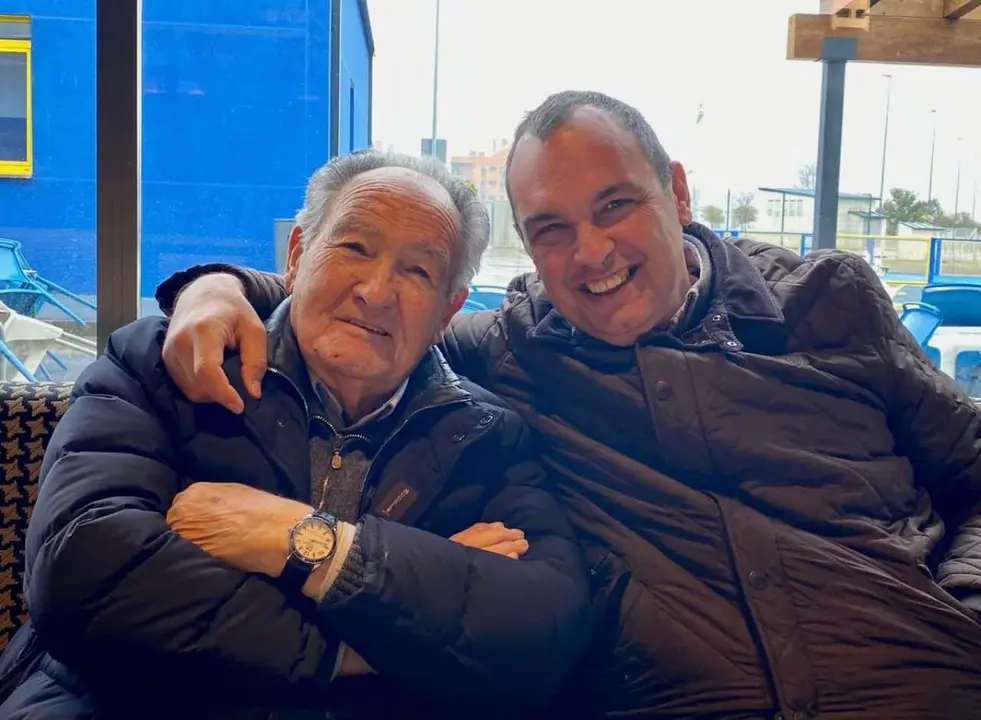 Gaspar Luengo y uno de sus hijos, Jos&eacute; Pedro. Imagen de las redes sociales de este &uacute;ltimo.