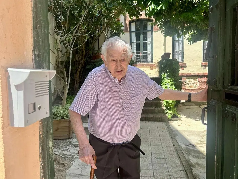 El poeta Gamoneda, Premio Cervantes en 2006, a las puertas de su vivienda en Le&oacute;n. | SM
