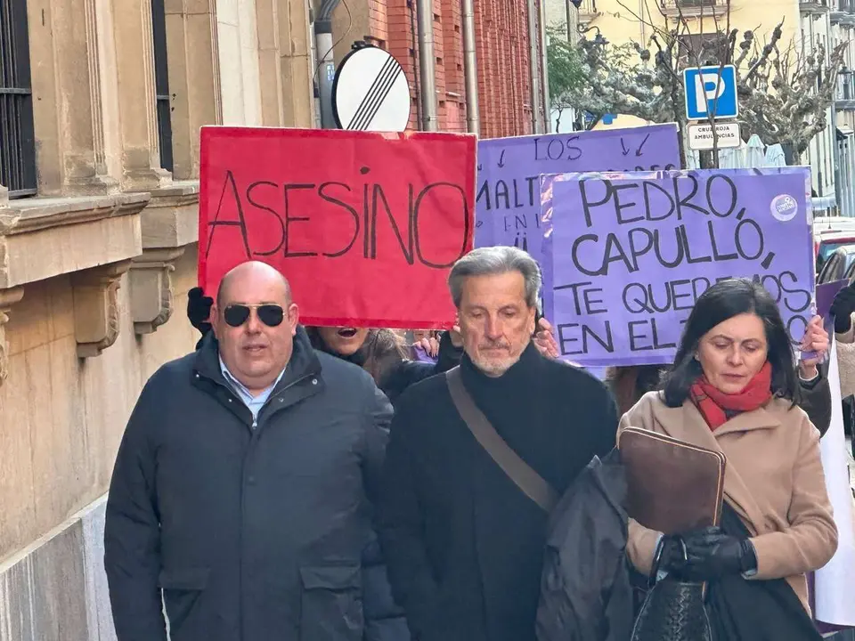 El expol&iacute;tico berciano Pedro Mu&ntilde;oz, en el centro, fue condenado a 16 a&ntilde;os y 11 meses de prisi&oacute;n por intentar matar a su segunda exmujer, Raquel D&iacute;az, a quien debe indemnizar con m&aacute;s de 1,5 millones de euros. | SM