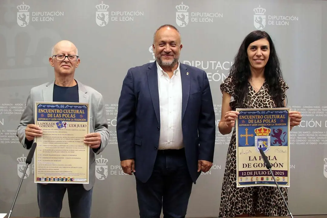 Peio Garc&iacute;a. ICAL. El presidente de la Diputaci&oacute;n de Le&oacute;n, Gerardo &Aacute;lvarez Courel, acompa&ntilde;a al alcalde de La Pola de Gord&oacute;n, Antonio Garc&iacute;a Arias, en la presentaci&oacute;n del encuentro cultural de Las Polas que se celebrar&aacute; este s&aacute;bado