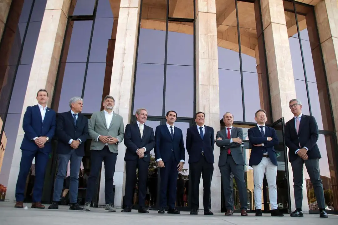Peio Garc&iacute;a. ICAL. Los consejeros de Medio Ambiente, Vivienda y Ordenaci&oacute;n del Territorio, Juan Carlos Su&aacute;rez-Qui&ntilde;ones, y de Econom&iacute;a y Hacienda, Carlos Fern&aacute;ndez Carriedo, mantienen una reuni&oacute;n con los presidentes y secretarios de la C&aacute;mara de Comercio e Industria de Le&oacute;n, la Federaci&oacute;n Leonesa de Empresarios y el C&iacute;rculo Empresarial Leon&eacute;s