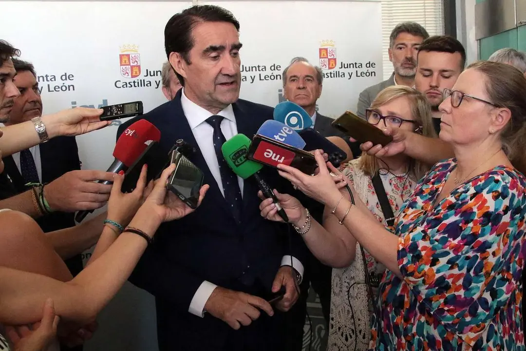 Peio Garc&iacute;a. ICAL. Los consejeros de Medio Ambiente, Vivienda y Ordenaci&oacute;n del Territorio, Juan Carlos Su&aacute;rez-Qui&ntilde;ones, y de Econom&iacute;a y Hacienda, Carlos Fern&aacute;ndez Carriedo, mantienen una reuni&oacute;n con los presidentes y secretarios de la C&aacute;mara de Comercio e Industria de Le&oacute;n, la Federaci&oacute;n Leonesa de Empresarios y el C&iacute;rculo Empresarial Leon&eacute;s