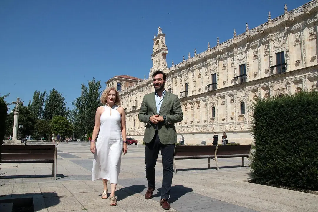 Silvia Franco y David Fern&aacute;ndez, del PP de Le&oacute;n, junto al Parador de San Marcos. | ICAL