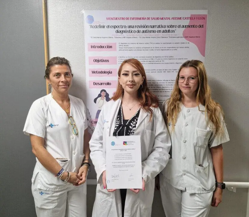 Nuria Morala, supervisora del Servicio de Psiquiatr&iacute;a, Siria Villanueva, EIR de Salud Mental y Carmen Belzuza, enfermera de la Gasbi con el p&oacute;ster y el diploma del galard&oacute;n.