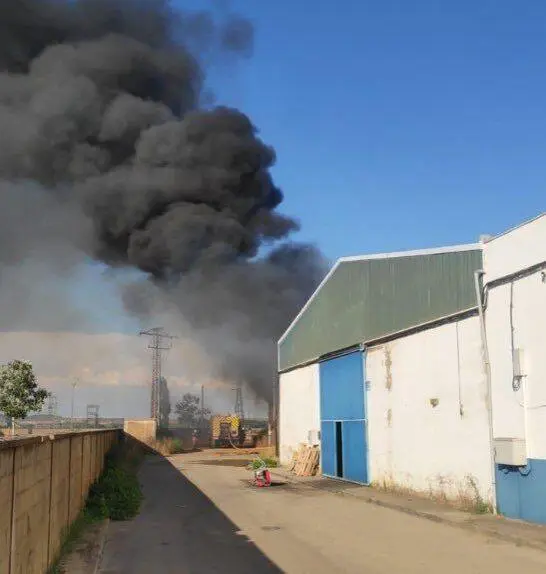 Incendio de nave industrial en el Pol&iacute;gono de Onzonilla. Polic&iacute;a local de Le&oacute;n. 