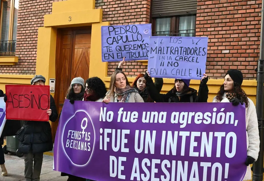 Las feministas bercianas se concentraron en la Audiencia Provincial de Le&oacute;n en la &uacute;ltima sesi&oacute;n del juicio contra Pedro Mu&ntilde;oz, que ha sido condenado en firme a 16 a&ntilde;os y 11 meses por intentar matar a su exmujer, Raquel D&iacute;az. | ICAL