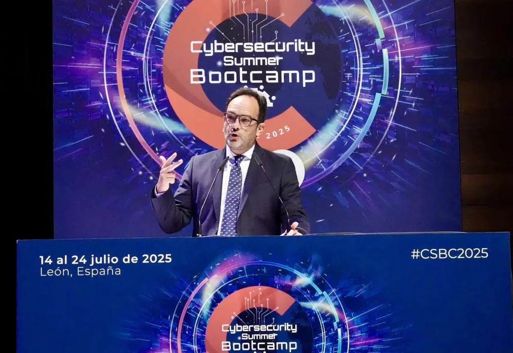 El secretario de Estado de Telecomunicaciones e Infraestructuras Digitales, Antonio Hernando Vera, en la anterior edici&oacute;n del certamen. | ICAL