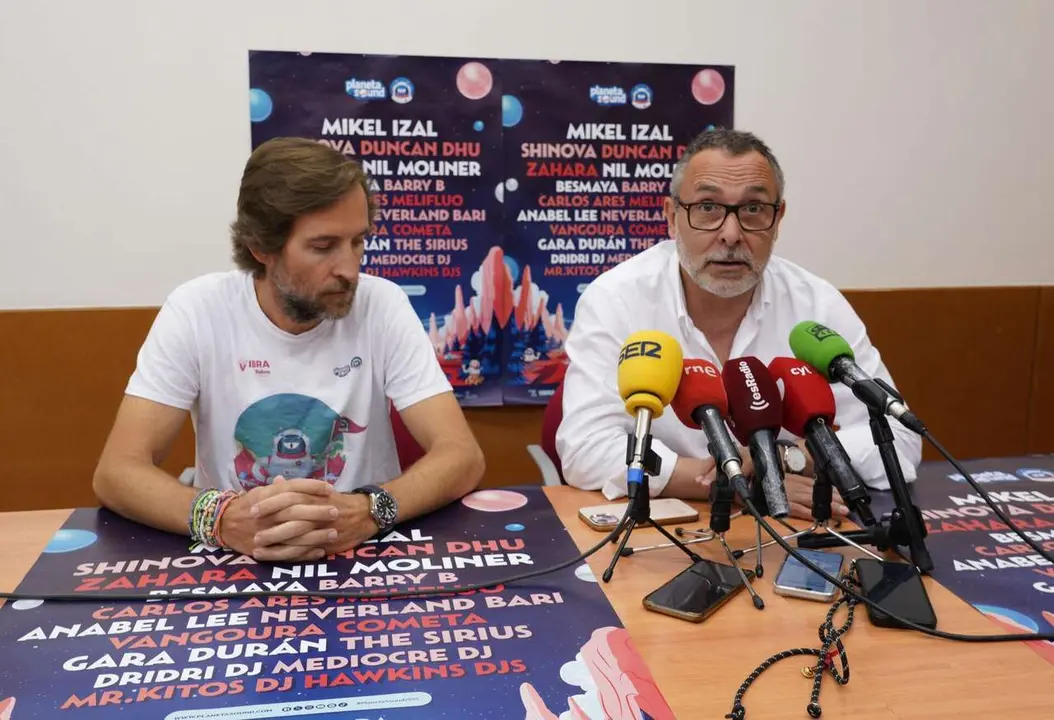 C&eacute;sar S&aacute;nchez. ICAL. El concejal de Fiestas del Ayuntamiento de Ponferrada, Carlos Cortina (D), durante la presentaci&oacute;n del festival Planeta Sound junto a su director, &Aacute;ngel Escuredo (I)