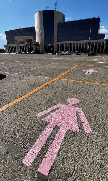Campillo. ICAL. Aparcamiento para mujeres en la explanada de los Pendones Leoneses