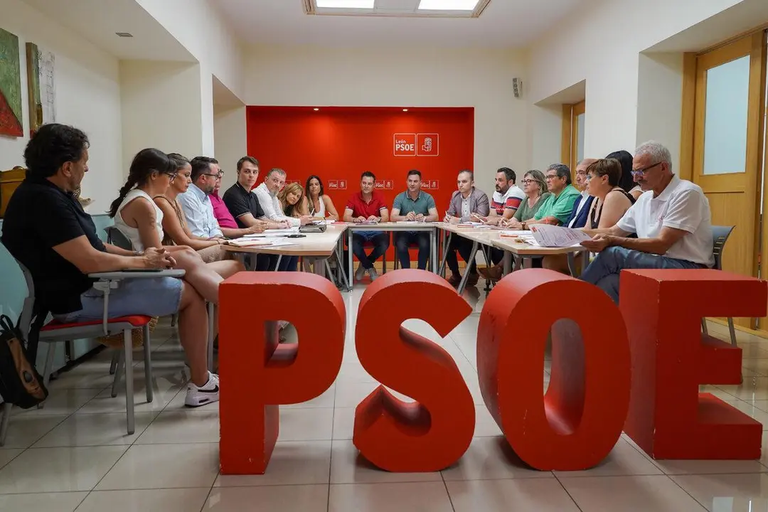 El secretario de Organizaci&oacute;n del Partido Socialista de Castilla y Le&oacute;n, Daniel de la Rosa, mantiene una reuni&oacute;n de trabajo con el secretario de Organizaci&oacute;n del PSOE de Le&oacute;n, Daniel San Jos&eacute;. | ICAL