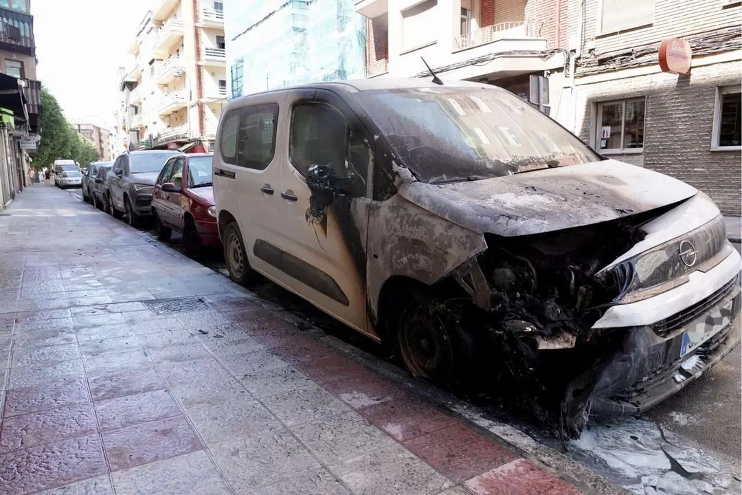 Incendio de un veh&iacute;culo estacionado en la avenida de San Mam&eacute;s de Le&oacute;n