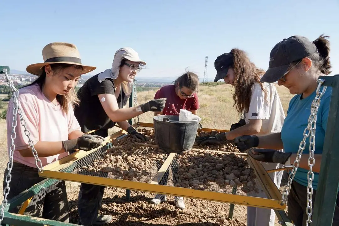 Campillo. ICAL. Los profesores de la Universidad de Le&oacute;n Raquel Mart&iacute;nez Pe&ntilde;&iacute;n y Carlos Fern&aacute;ndez Rodr&iacute;guez, directores de la campa&ntilde;a de excavaci&oacute;n arqueol&oacute;gica en el Castro de los Jud&iacute;os de Puente Castro, y la concejala de Cultura del Ayuntamiento de Le&oacute;n, Elena Aguado, dan a conocer los trabajos de campo iniciados en el yacimiento.