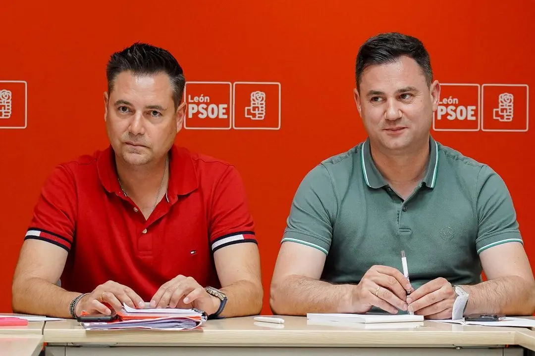 El secretario de Organizaci&oacute;n del Partido Socialista de Castilla y Le&oacute;n, Daniel de la Rosa, junto al secretario provincial del PSOE de Le&oacute;n, Javier Alfonso Cend&oacute;n, fotografiados hace unos d&iacute;as en Le&oacute;n. | ICAL