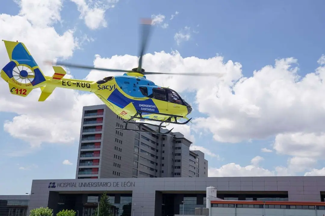 Helic&oacute;ptero sanitario en el Hospital de Le&oacute;n. | ICAL