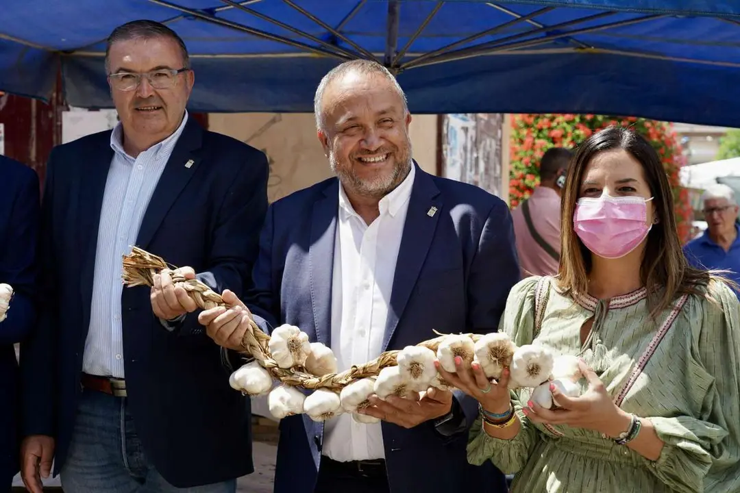 Campillo. ICAL. La vicesecretaria general del PSOE de Castilla y Le&oacute;n, Nuria Rubio, recorre los puestos de la Feria del Ajo de Santa Marina del Rey (Le&oacute;n), junto al delegado del Gobierno, Nicanor Sen; el presidente de la diputaci&oacute;n, Gerardo &Aacute;lvarez Courel y el delegado territorial de la Junta, Eduardo Diego, entre otras autoridades.