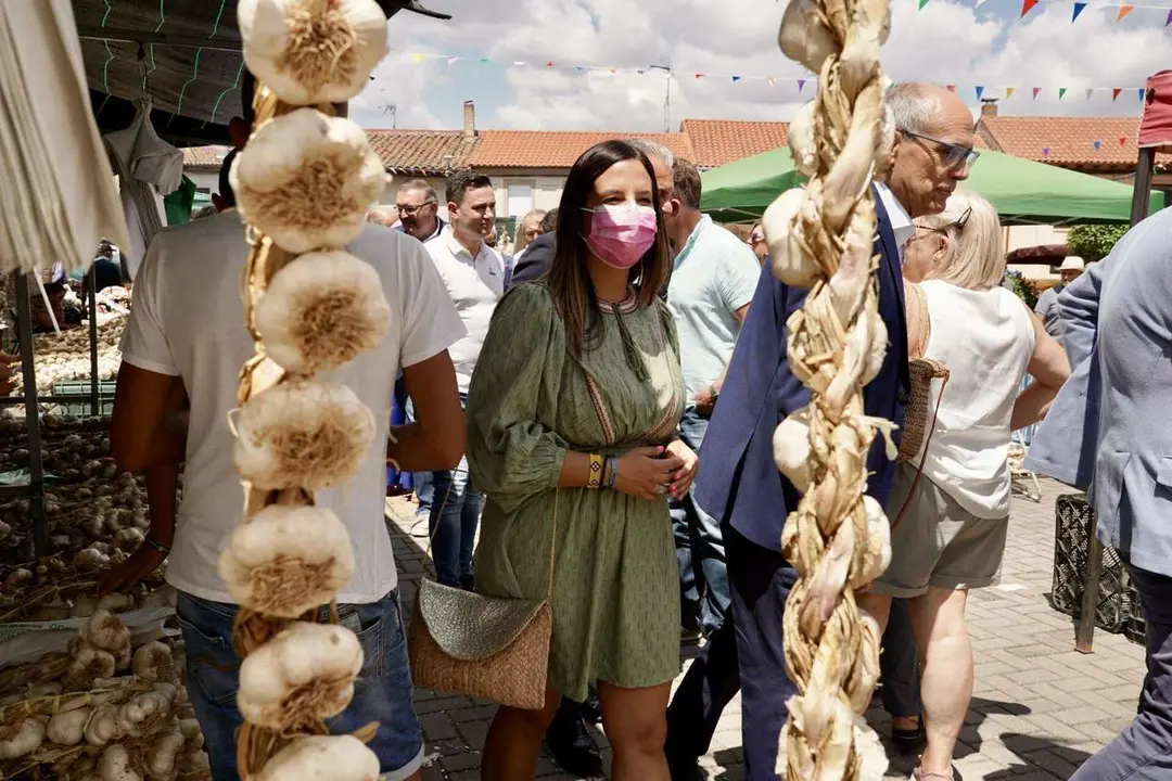 Campillo. ICAL. La vicesecretaria general del PSOE de Castilla y Le&oacute;n, Nuria Rubio, recorre los puestos de la Feria del Ajo de Santa Marina del Rey (Le&oacute;n), junto al delegado del Gobierno, Nicanor Sen; el presidente de la diputaci&oacute;n, Gerardo &Aacute;lvarez Courel y el delegado territorial de la Junta, Eduardo Diego, entre otras autoridades.