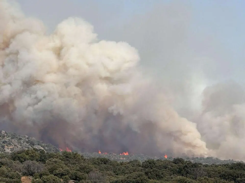 Rmestudios. ICAL. La Junta activa la situaci&oacute;n operativa dos ante la evoluci&oacute;n del incendio de Navaluenga (&Aacute;vila) En la foto, columna de humo vista desde la ciudad de &Aacute;vila
