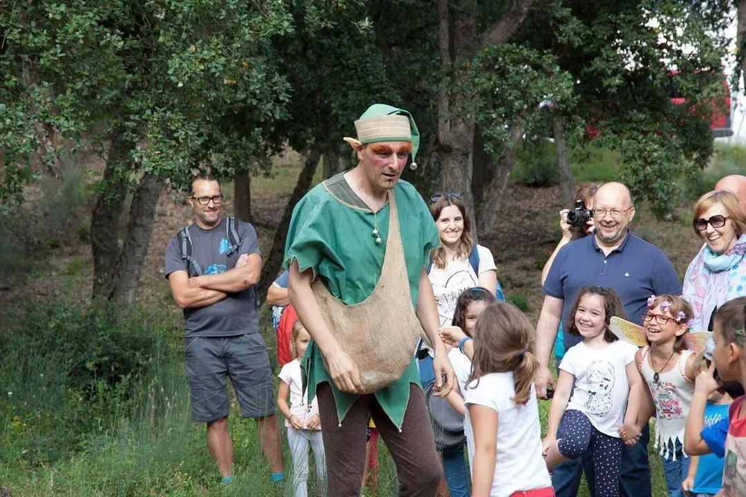 ICAL. La asociaci&oacute;n El Zofreral y la compa&ntilde;&iacute;a Dinamia Teatro organizan una Senda Encantada en el bosque de alcornoques de la localidad berciana de Cobrana