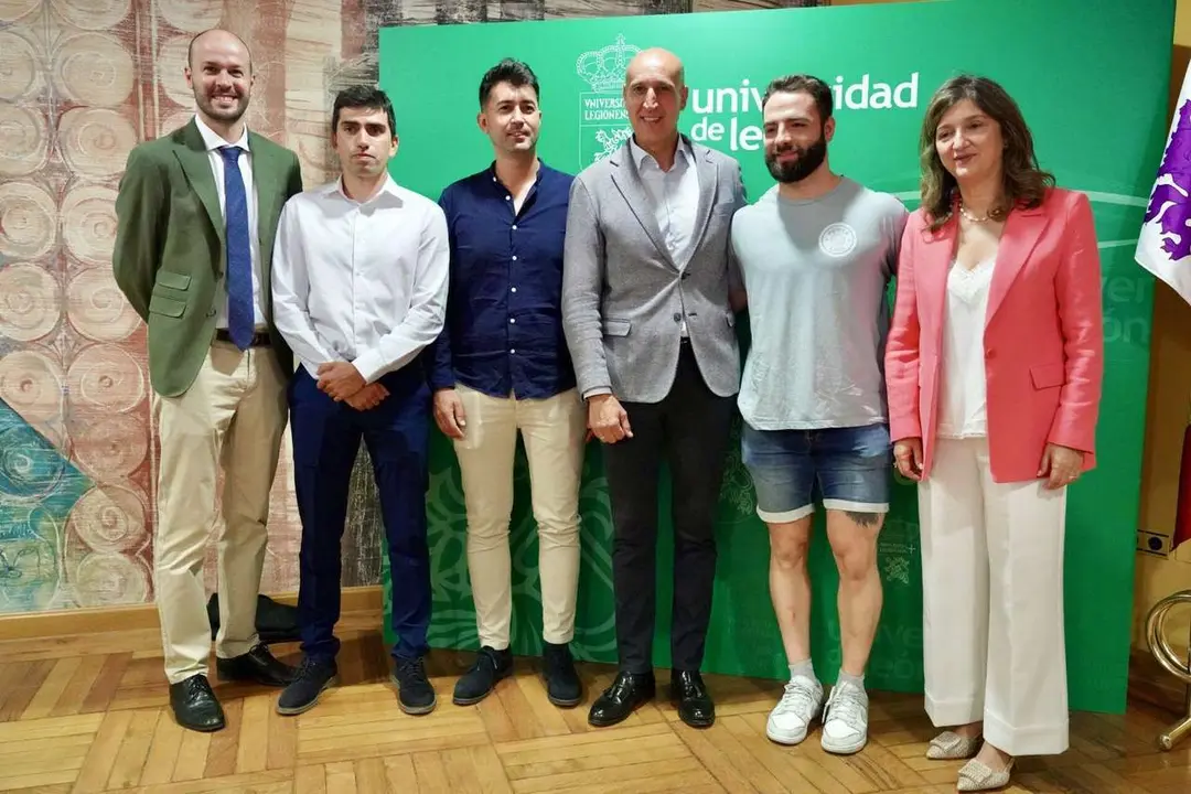 La rectora de la Universidad de Le&oacute;n, Nuria Gonz&aacute;lez, acompa&ntilde;ada por el alcalde de Le&oacute;n, Jos&eacute; Antonio Diez, presenta el Informe Guess Le&oacute;n 2023/2024 que analiza la actividad emprendedora de los estudiantes de la Universidad de Le&oacute;n.