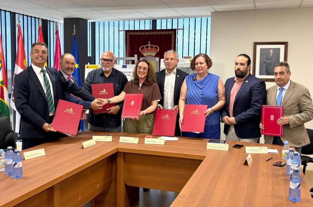 La consejera de Agricultura, Mar&iacute;a Gonz&aacute;lez, y el delegado del Gobieno, Nicanor Sen, entre otros, firman un convenio para la finalizaci&oacute;n de la segunda fase de las obras de modernizaci&oacute;n de la zona de regad&iacute;o perteneciente a la Comunidad de Regantes del Canal de Villadangos, en Le&oacute;n.