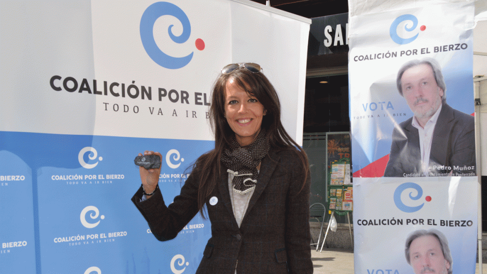La abogada leonesa Raquel D&iacute;az, fotografiada hace diez a&ntilde;os junto a los carteles de su partido: era vicepresidenta y portavoz. | ICAL