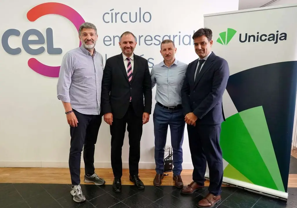 En la imagen de I a D, Julio C&eacute;sar &Aacute;lvarez; Jos&eacute; Mar&iacute;a Fern&aacute;ndez;  &Aacute;ngel Gonz&aacute;lez, gerente de CEL; y Manuel Rubio, director territorial de Unicaja en Castilla y Le&oacute;n, durante la firma del convenio