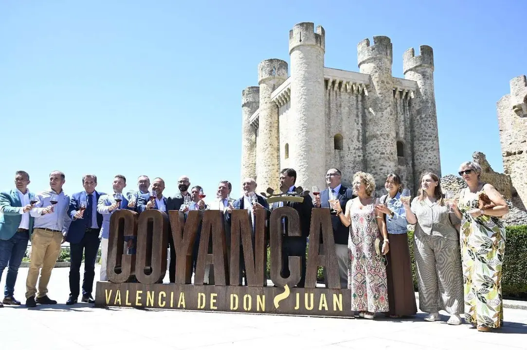 La Denominaci&oacute;n de Origen Le&oacute;n inaugura la XXIII Feria del Vino de Valencia de Don Juan con la participaci&oacute;n del presidente de la DO, Rafael Blanco, el presidente de la Diputaci&oacute;n de Le&oacute;n, Gerardo &Aacute;lvarez Courel, el consejero de Presidencia de la Junta de Castilla y Le&oacute;n, Luis Miguel Gonz&aacute;lez Gago y el alcalde de Valencia de Don Juan, Jos&eacute; Jim&eacute;nez