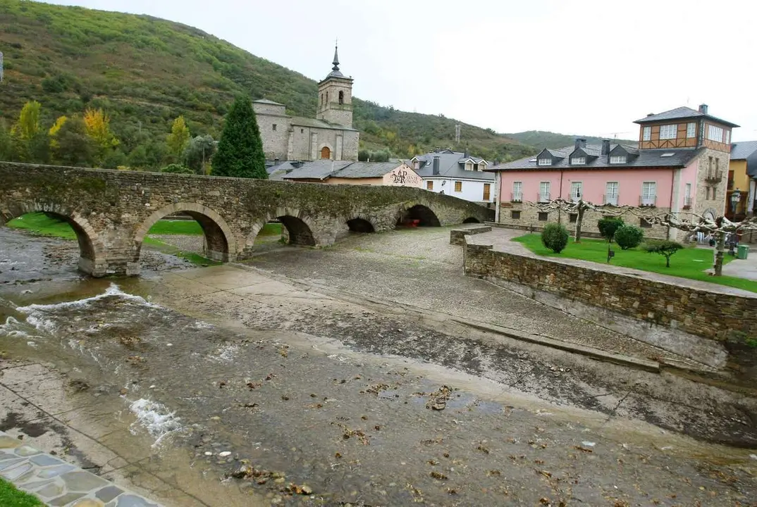 El Puente de los Peregrinos, punto de entrada a la localidad de Molinaseca a su paso por el Camino de Santiago, dentro del casco hist&oacute;rico de la villa