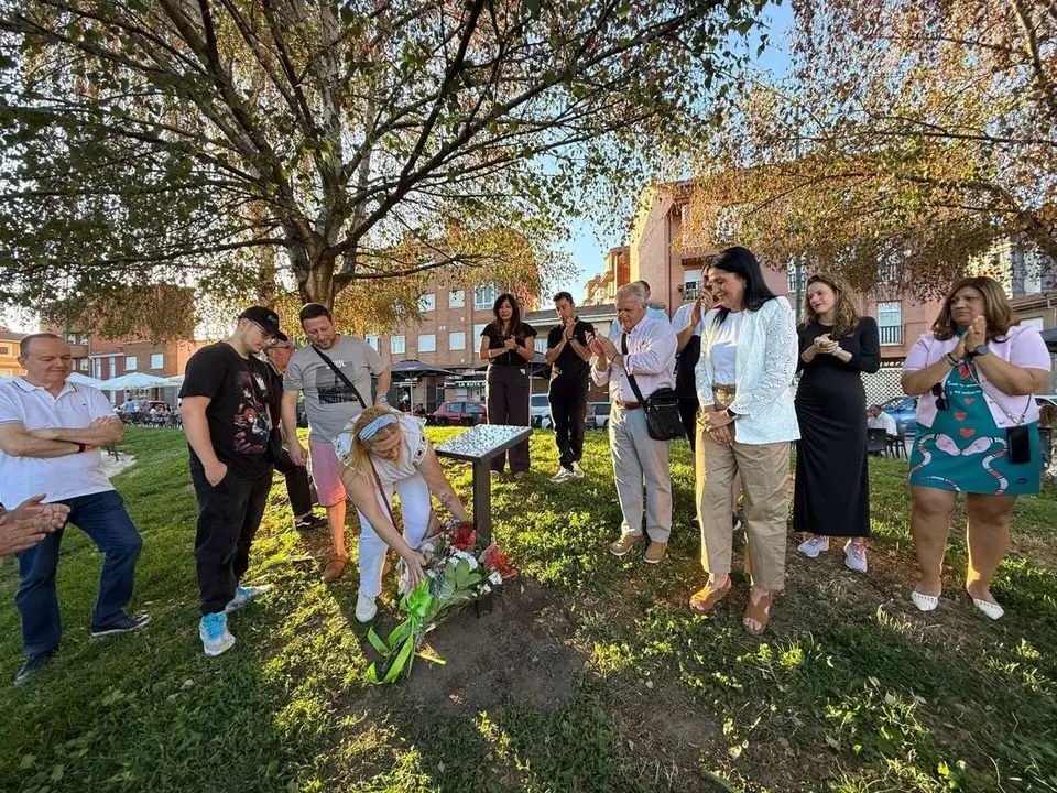 Una placa en el parque de La Era de Trobajo recordar&aacute; para siempre a la peque&ntilde;a Luc&iacute;a Chamorro, fallecida de c&aacute;ncer.