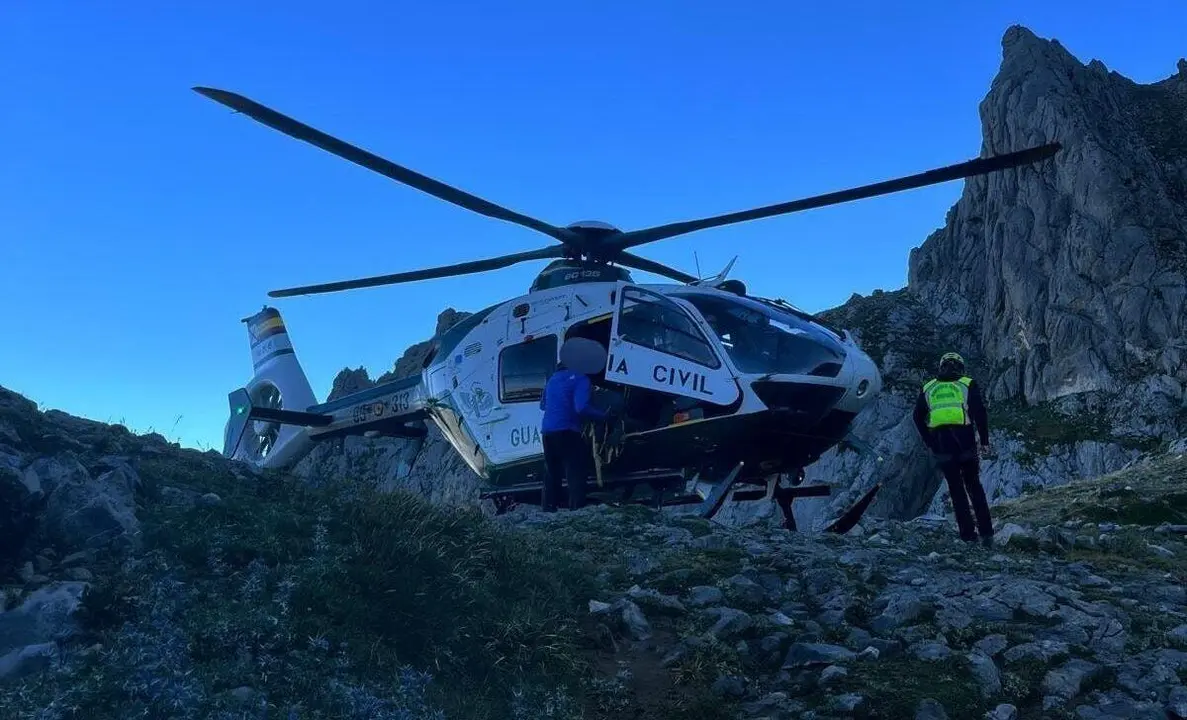 Rescatada una monta&ntilde;era enferma en el refugio Collado Jermoso. | GUARDIA CIVIL