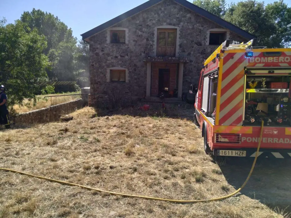 Dos intoxicados por el incendio de unas bater&iacute;as de litio en Folgoso de la Ribera. | ICAL