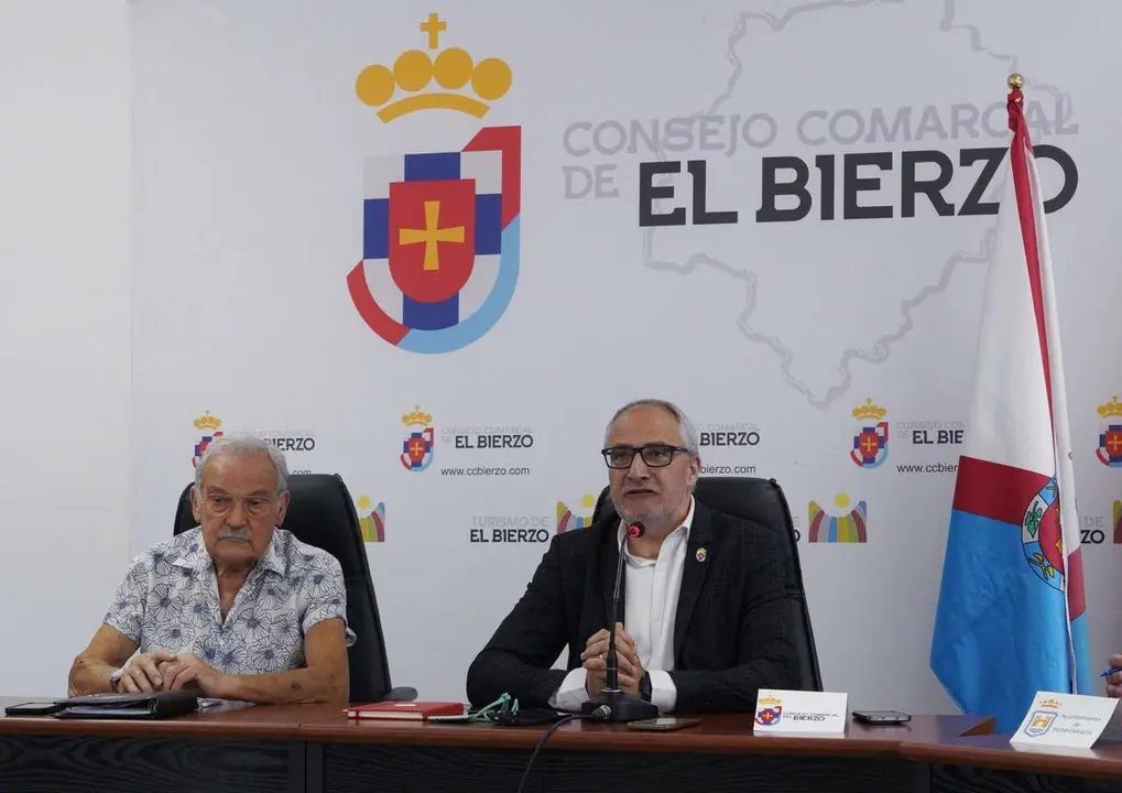 El presidente del Consejo Comarcal, Olegario Ram&oacute;n (D), junto al presidente de la Fundaci&oacute;n Prada a Tope, Jos&eacute; Luis Prada (I), durante la presentaci&oacute;n de la XVII edici&oacute;n de los Premios Palacio de Canedo