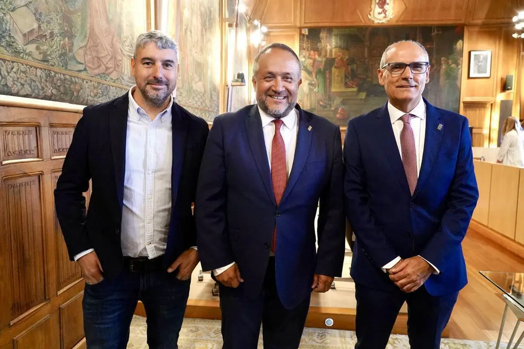 Los dos nuevos diputados junto al presidente de la instituci&oacute;n provincial, en el centro. | ICAL