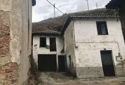 El empresario gallego Amancio Ortega, hijo de ferroviario, naci&oacute; en Busdongo de Arbas en marzo de 1936 y vivi&oacute; con su familia en la casita blanca. | SM