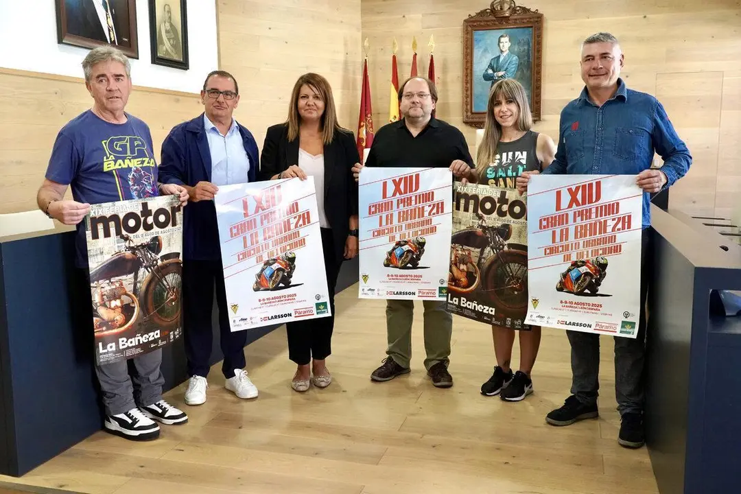 El alcalde de La Ba&ntilde;eza, Javier Carrera, el director de Comunicaci&oacute;n de Caja Rural, Narciso Prieto, y representantes de La 8 Le&oacute;n presentaron la retransmisi&oacute;n del Gran Premio de Velocidad Ciudad de La Ba&ntilde;eza. | ICAL
