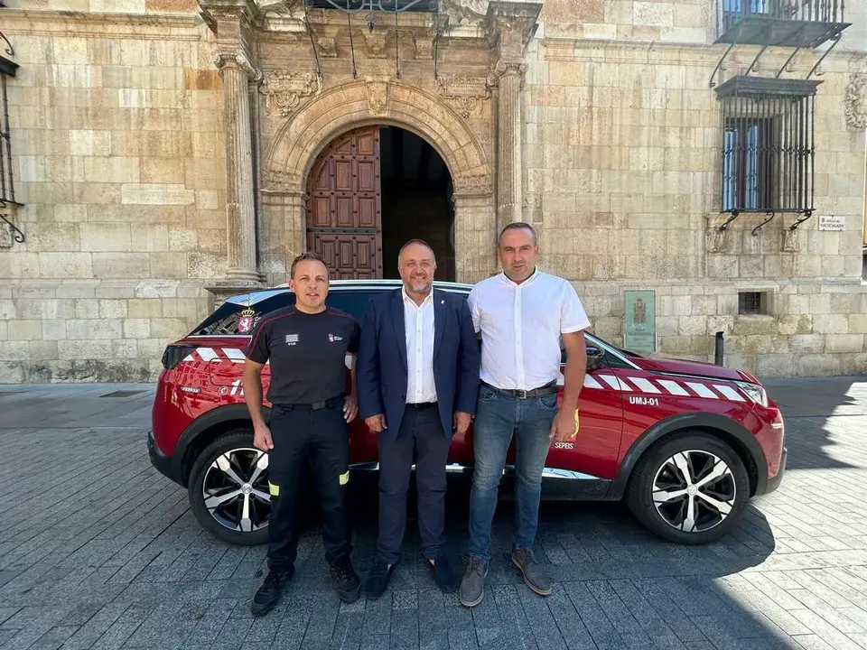 El jefe del servicio, Juli&aacute;n Alcal&aacute;, el presidente de la Diputaci&oacute;n, Gerardo &Aacute;lvarez Courel, y el diputado del &aacute;rea y vicepresidente, Luis Alberto Arias.