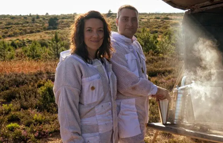 Leticia y Alberto, propietarios de Miel La Cazurra, han hecho de su pasi&oacute;n por la miel su profesi&oacute;n. | LA CAZURRA