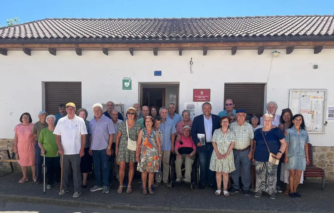 El presidente de la Diputaci&oacute;n particip&oacute; en el acto en el lugar donde su madre fue maestra en los a&ntilde;os 50.