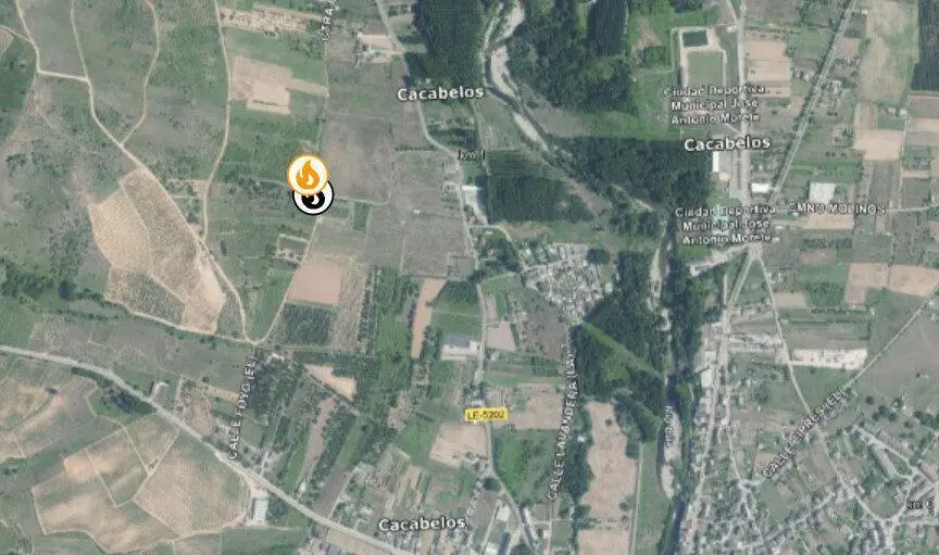 La llama negra se&ntilde;ala el incendio extinguido de esta ma&ntilde;ana y la naranja el que est&aacute; activo ahora