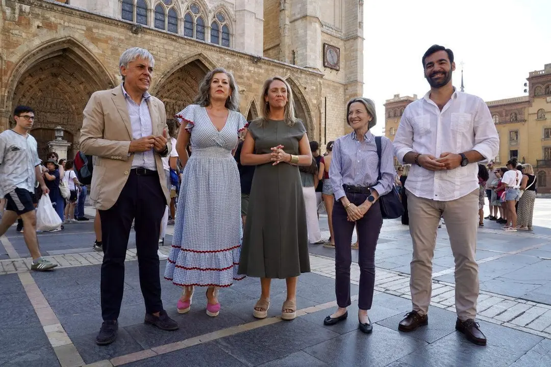 La vicesecretaria nacional de Coordinaci&oacute;n Sectorial del PP, Alma Ezcurra, comparece para hablar de actualidad pol&iacute;tica durante su visita Le&oacute;n acompa&ntilde;ada del secretario provincial, Eduardo Diego, y el portavoz en el Ayuntamiento de la capital, David Fern&aacute;ndez.