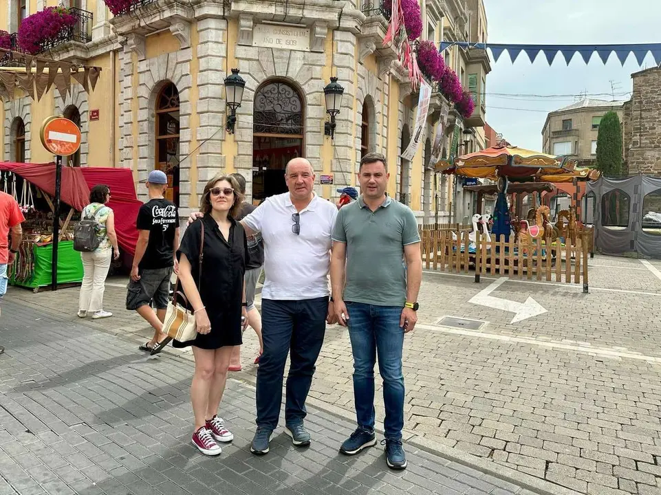 Cend&oacute;n ha visitado La Ba&ntilde;eza junto al portavoz socialista en el Ayuntamiento, Rodolfo S&aacute;nchez, y la concejala Mar&iacute;a Victoria Adiego Marqu&eacute;s.