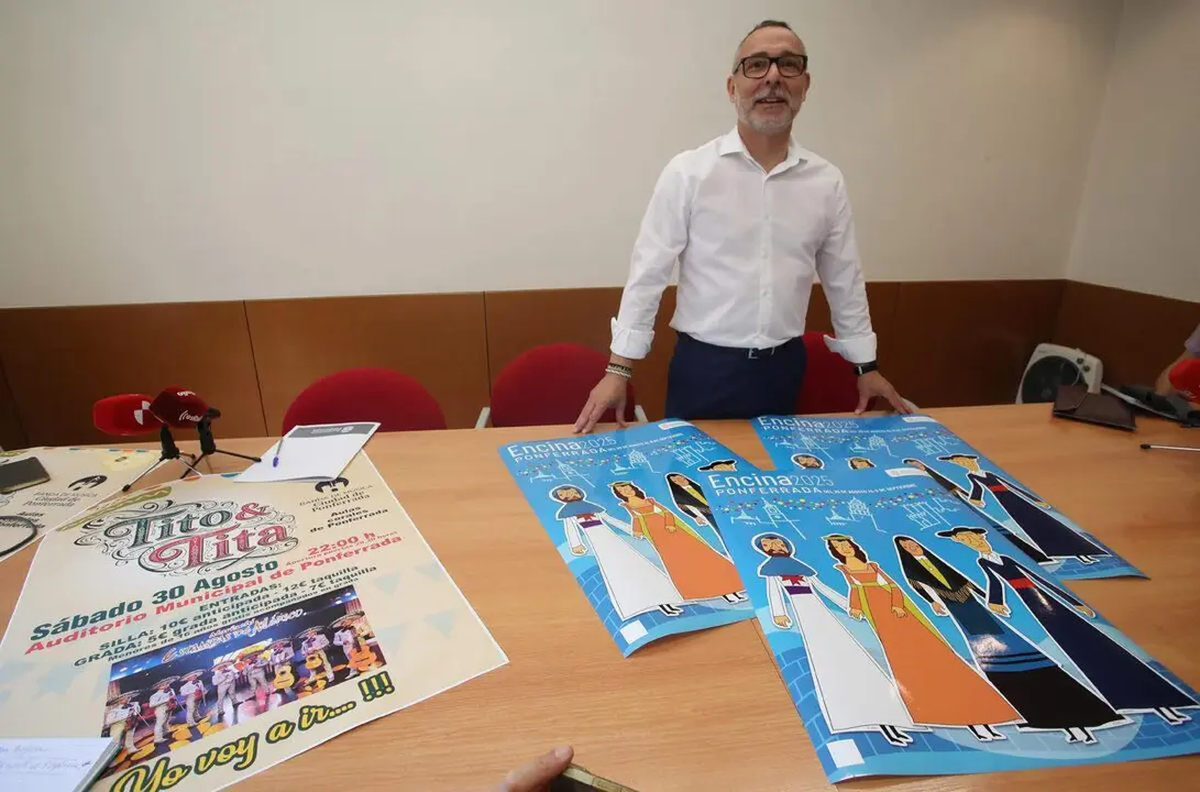 El concejal de Fiestas de Ponferrada, Carlos Cortina, present&oacute; el cartel de La Encina 2025. | ICAL