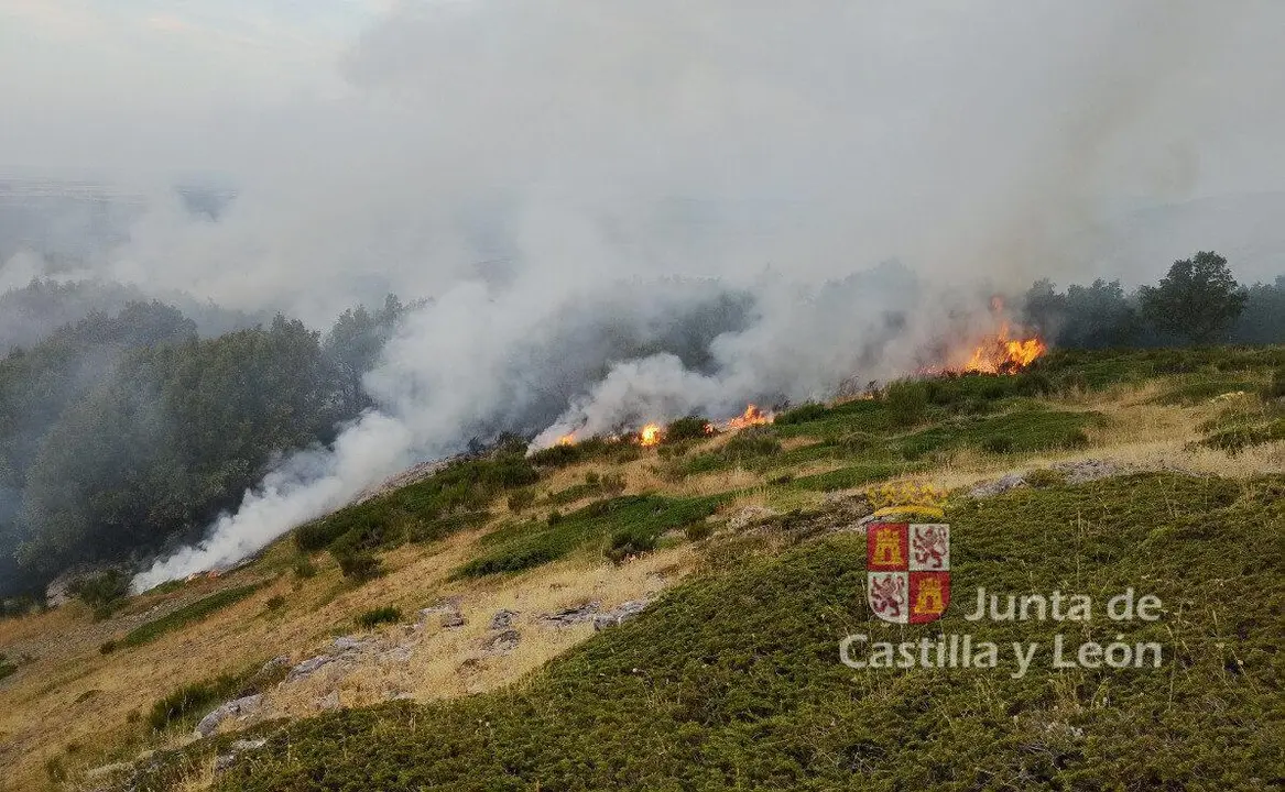 Imagen del incendio de Olleros de Alba en su momento m&aacute;s virulento
