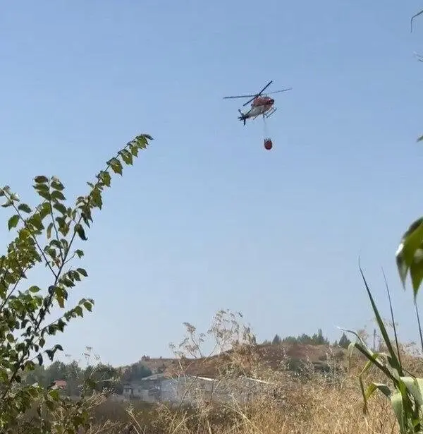 En el incendio de Pardesivil trabajan dos cuadrillas de tierra y maquinaria como dos autobomba, un bulldozer, adem&aacute;s de tres helic&oacute;pteros para controlar las llamas. Imagen de archivo.