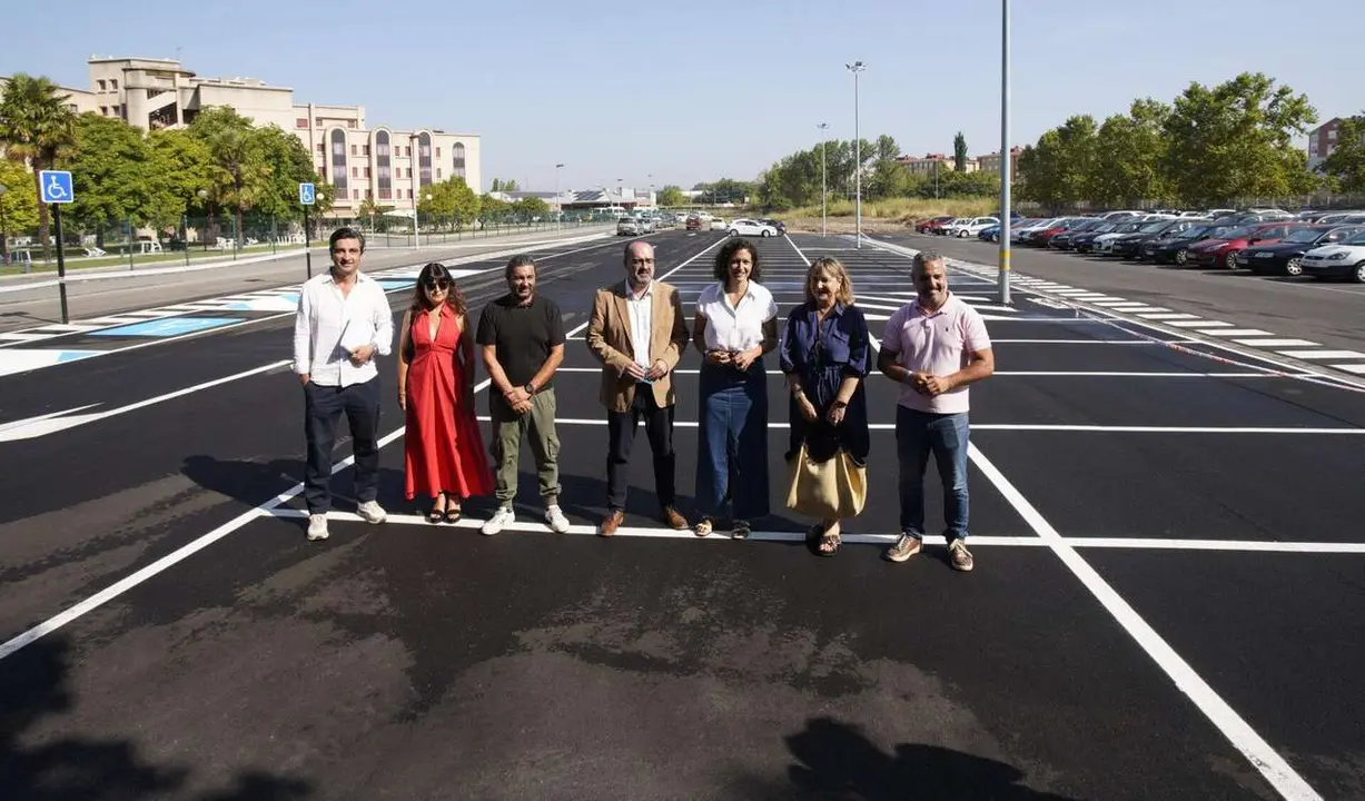 C&eacute;sar Hornija. ICAL. El alcalde de Ponferrada, Marco Morala (C), junto a diferentes autoridades, durante la inauguraci&oacute;n del aparcamiento ejecutado junto al Centro de Salud de Flores del Sil
