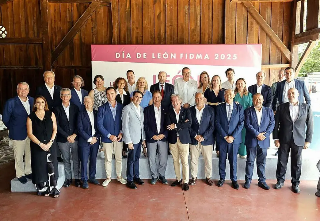 El consejero de Medio Ambiente, Vivienda y Ordenaci&oacute;n del Territorio, Juan Carlos Su&aacute;rez-Qui&ntilde;ones; la consejera de Industria, Comercio y Empleo, Leticia Garc&iacute;a, y el presidente de la Diputaci&oacute;n de Le&oacute;n, Gerardo &Aacute;lvarez, asisten al D&iacute;a de Le&oacute;n en la 68 Edici&oacute;n de la Feria Internacional de Muestras de Asturias.