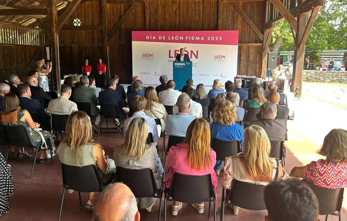 El consejero de Medio Ambiente, Vivienda y Ordenaci&oacute;n del Territorio, Juan Carlos Su&aacute;rez-Qui&ntilde;ones; la consejera de Industria, Comercio y Empleo, Leticia Garc&iacute;a, y el presidente de la Diputaci&oacute;n de Le&oacute;n, Gerardo &Aacute;lvarez, asisten al D&iacute;a de Le&oacute;n en la 68 Edici&oacute;n de la Feria Internacional de Muestras de Asturias.