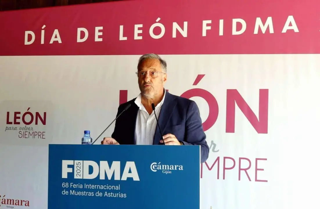 El consejero de Medio Ambiente, Vivienda y Ordenaci&oacute;n del Territorio, Juan Carlos Su&aacute;rez-Qui&ntilde;ones; la consejera de Industria, Comercio y Empleo, Leticia Garc&iacute;a, y el presidente de la Diputaci&oacute;n de Le&oacute;n, Gerardo &Aacute;lvarez, asisten al D&iacute;a de Le&oacute;n en la 68 Edici&oacute;n de la Feria Internacional de Muestras de Asturias.