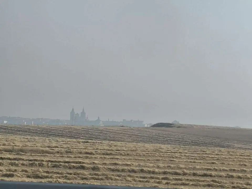 Las consecuencias de las llamas del Bierzo se aprecian este lunes en los cielos de Astorga. | E.M.