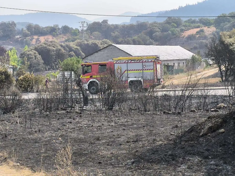 Otra desoladora imagen de Carucedo, que ha quedado calcinado por las llamas. | EM